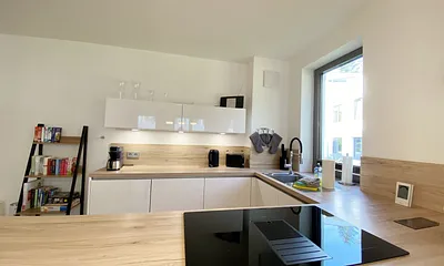 angrenzende hochwertige Küchenzeile mit Geschirrspüler, Induktionskochfeld, Kühlschrank mit Gefrierfach, Backofen,Mikrowelle,Toaster, Wasserkocher und Kaffeemaschine SENSEO Duo (Pad-Maschine + Filter)