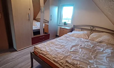 Schlafzimmer mit Doppelbett