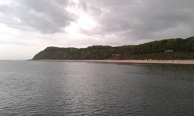 Blick vom Wasser auf den Streckelsberg (62m)