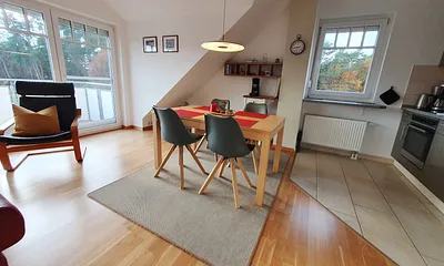 Küchenzeile mit Backofen und großem Kühlschrank