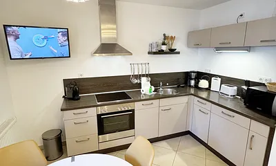 Küchenzeile mit modernen Küchengeräten