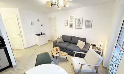 Wohnbereich mit gemütlicher Couch