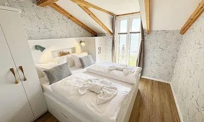 1. Schlafzimmer mit Doppelbett und Seeblick