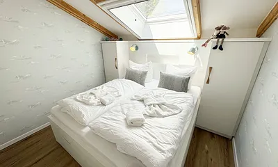 2. helles Schlafzimmer mit Kleiderschrank