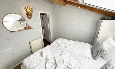 2. helles Schlafzimmer mit Spiegel