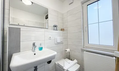 Tageslicht-Badezimmer mit Spiegel