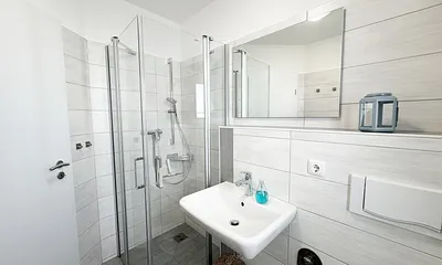 Badezimmer mit ebenerdiger Dusche