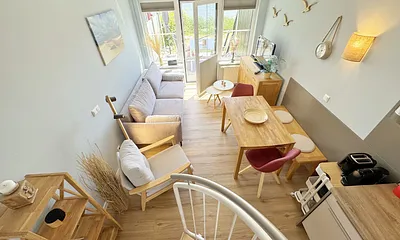 gemütlicher Wohnbereich mit Blick von der Treppe