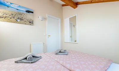 2 Schlafzimmer mit jeweils einem komfortablen Doppelbett (1,80 m x 2,00 m) und Kleiderschrank