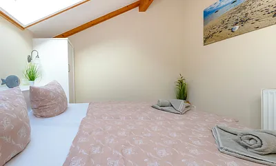 2 Schlafzimmer mit jeweils einem komfortablen Doppelbett (1,80 m x 2,00 m) und Kleiderschrank