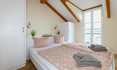 2 Schlafzimmer mit jeweils einem komfortablen Doppelbett (1,80 m x 2,00 m) und Kleiderschrank