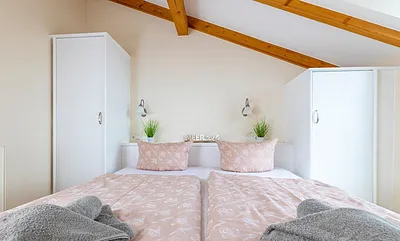 2 Schlafzimmer mit jeweils einem komfortablen Doppelbett (1,80 m x 2,00 m) und Kleiderschrank