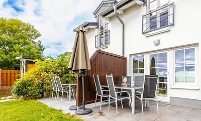 sonnige und bestuhlte Terrasse (Süd) mit Sonnenschirm und Seeblick