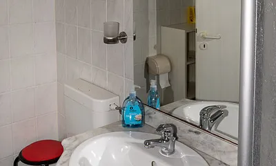 Bad- Dusche Waschbecken u. Dusch