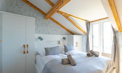 2. Schlafzimmer mit bodentiefen Fenstern