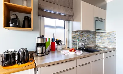 Küchenzeile mit Kaffeemaschine, Toaster, Wasserkocher
