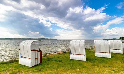 eigener Strandkorb (01.April - 31.Oktober) steht zum Entspannen im Freien direkt am Bodden zur Verfügung