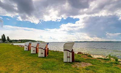 eigener Strandkorb (01.April - 31.Oktober) steht zum Entspannen im Freien direkt am Bodden zur Verfügung