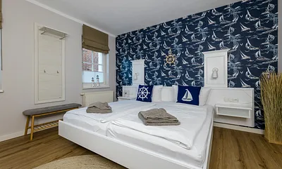 geräumiges Schlafzimmer mit Doppelbett (1,80 m x 2,00 m), Insektenschutzgitter und Kleiderschrank