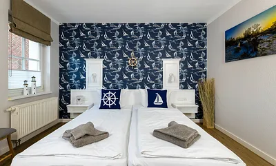 geräumiges Schlafzimmer mit Doppelbett (1,80 m x 2,00 m), Insektenschutzgitter und Kleiderschrank