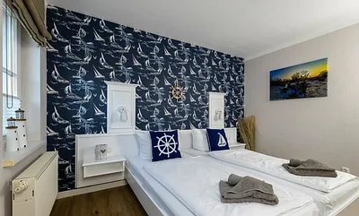 geräumiges Schlafzimmer mit Doppelbett (1,80 m x 2,00 m), Insektenschutzgitter und Kleiderschrank