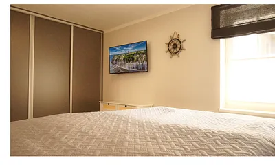 geräumiges Schlafzimmer mit Boxspringbett  (1,80 m x 2,00 m), Flachbild-TV und Kleiderschrank