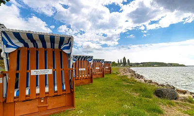 eigener Strandkorb (01.April - 31.Oktober) steht zum Entspannen im Freien direkt am Bodden zur Verfügung