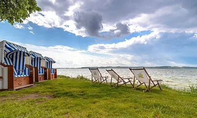 eigener Strandkorb (01.April - 31.Oktober) steht zum Entspannen im Freien direkt am Bodden zur Verfügung