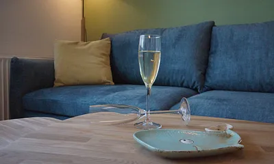 komfortabler Wohnbereich mit Couch (Aufbettungsmöglichkeit 1,40m x 1,90m), Couchtisch, Sessel, Stehlampe sowie einer Kommode mit Flachbild-TV