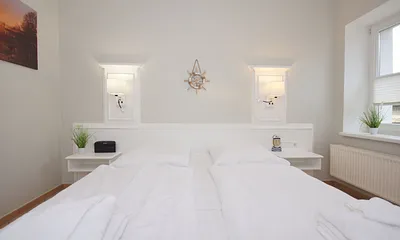 geräumiges Schlafzimmer mit Doppelbett (1,80 m x 2,00 m), Insektenschutzgitter und Kleiderschrank