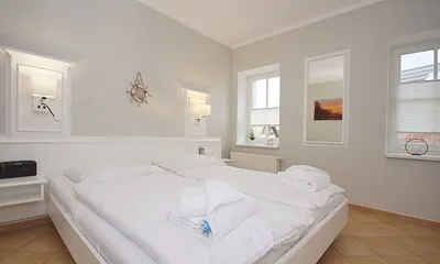 geräumiges Schlafzimmer mit Doppelbett (1,80 m x 2,00 m), Insektenschutzgitter und Kleiderschrank