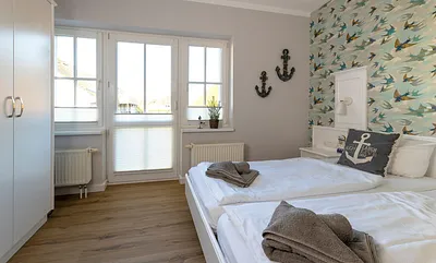 geräumiges Schlafzimmer mit Doppelbett (1,80 m x 2,00 m) und Kleiderschrank