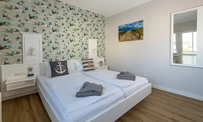 geräumiges Schlafzimmer mit Doppelbett (1,80 m x 2,00 m) und Kleiderschrank