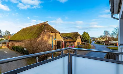 kleiner bestuhlter Balkon