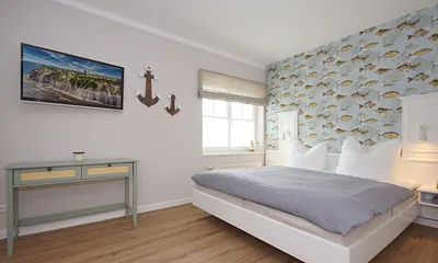 geräumiges Schlafzimmer mit Doppelbett (1,80 m x 2,00 m), Flachbild-TV und Kleiderschrank