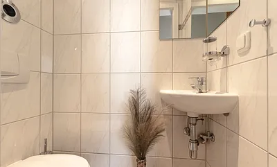 zusätzliches Gäste-WC mit kleinem Waschtisch