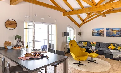 Wohnbereich mit einer Wohnlandschaft (Aufbettungsmöglichkeit für 5./6. Person), Couchtisch, 2 Relaxsessel, 2 Stehlampen, einen Kamin (Holz inklusive) sowie eine TV-Bank mit Flachbild-TV 