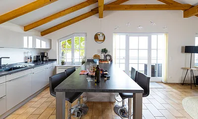 Essplatz in Form eines Bartisches