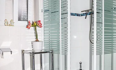 Bad - Dusche und Toalette