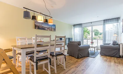 Der Wohnbereich mit Zugang zur West-Terrasse