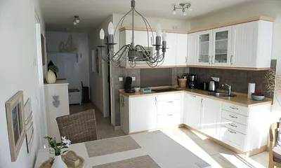 offener Küchenbereich mit Esstisch