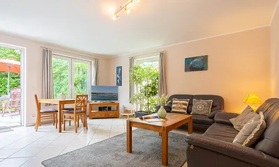 Der gemütliche Wohnbereich mit Zugang zur Terrasse