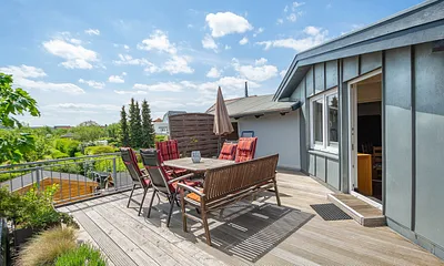 Die möblierte großzügige Dachterrasse