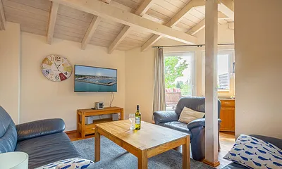 Der gemütliche Wohnbereich mit Zugang zur großen Terrasse