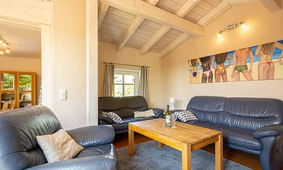 Der gemütliche Wohnbereich mit Zugang zur großen Terrasse