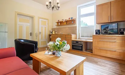 Der Wohnbereich mit Couchgarnitur und Küchenzeile