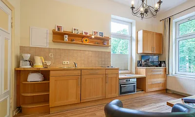 Die offene Küchenzeile mit allen wichtigen Küchengeräten und -utensilien