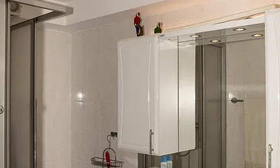 Bad- Dusche mit Waschtisch