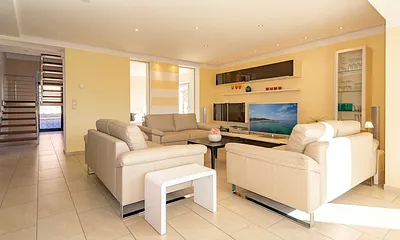 Das gemütliche Wohnzimmer mit Sitzecke und Flachbild-TV