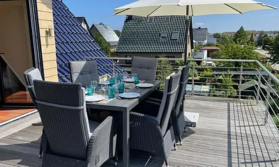 Der große möblierte Balkon im Obergeschoss